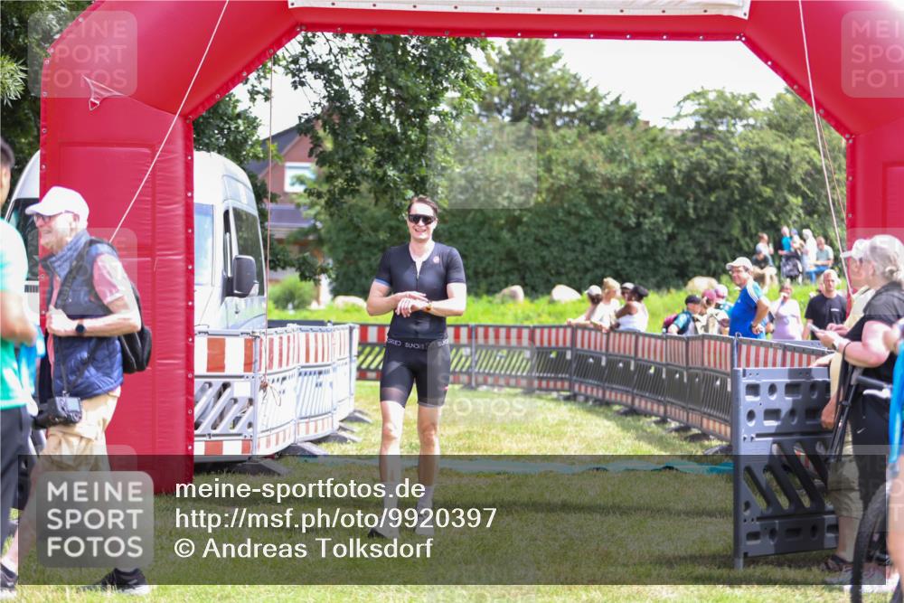 21.06.2026 - 29. Vierlanden-Triathlon Andreas Tolksdorf http://msf.ph/oto/9920397 21.06.2026 13:11:58 Ziel 745 meine-sportfotos.de