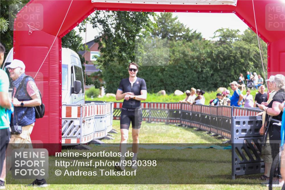 21.06.2026 - 29. Vierlanden-Triathlon Andreas Tolksdorf http://msf.ph/oto/9920398 21.06.2026 13:11:58 Ziel 745 meine-sportfotos.de
