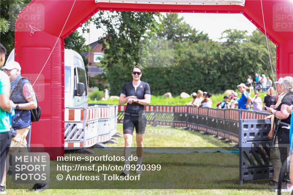 21.06.2026 - 29. Vierlanden-Triathlon Andreas Tolksdorf http://msf.ph/oto/9920399 21.06.2026 13:11:58 Ziel 745 meine-sportfotos.de