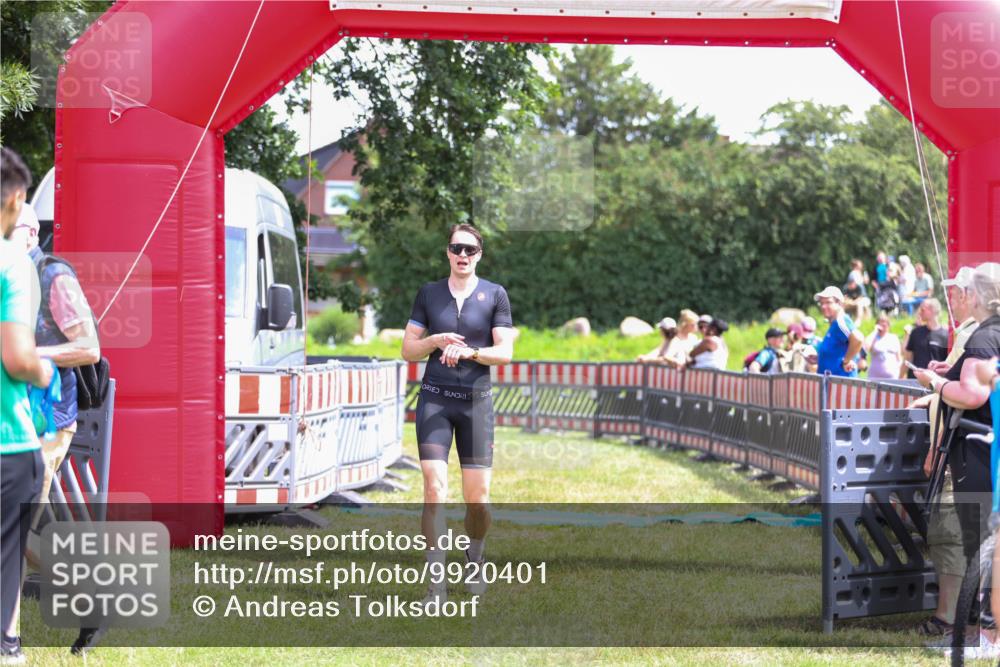 21.06.2026 - 29. Vierlanden-Triathlon Andreas Tolksdorf http://msf.ph/oto/9920401 21.06.2026 13:11:58 Ziel 745 meine-sportfotos.de