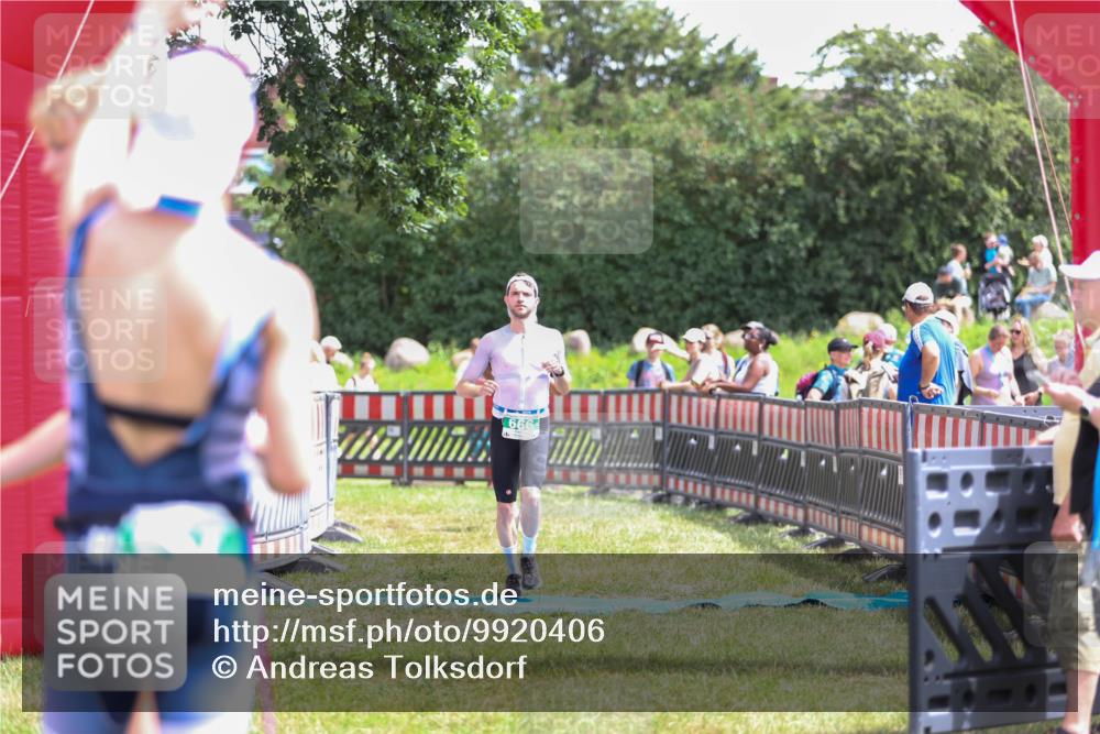 21.06.2026 - 29. Vierlanden-Triathlon Andreas Tolksdorf http://msf.ph/oto/9920406 21.06.2026 13:12:12 Ziel 660, 666 meine-sportfotos.de