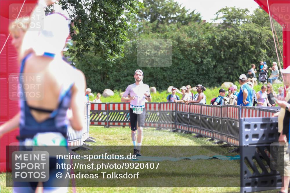 21.06.2026 - 29. Vierlanden-Triathlon Andreas Tolksdorf http://msf.ph/oto/9920407 21.06.2026 13:12:12 Ziel 660, 666 meine-sportfotos.de