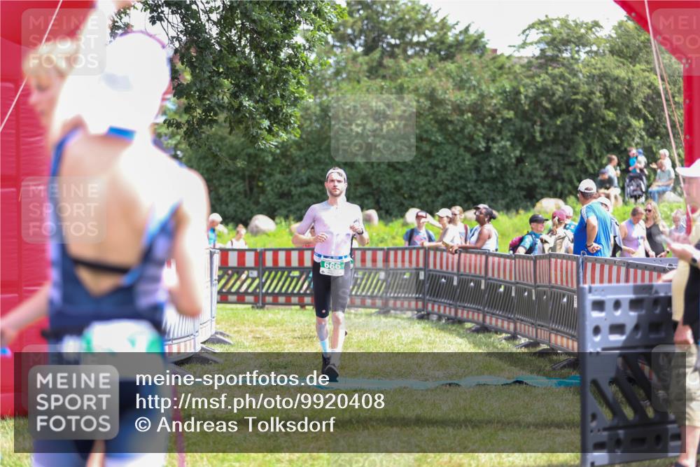 21.06.2026 - 29. Vierlanden-Triathlon Andreas Tolksdorf http://msf.ph/oto/9920408 21.06.2026 13:12:12 Ziel 660, 666 meine-sportfotos.de
