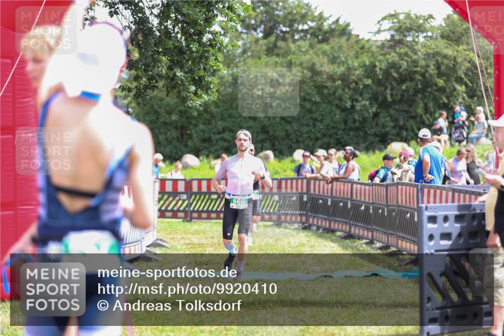 21.06.2026 - 29. Vierlanden-Triathlon Andreas Tolksdorf http://msf.ph/oto/9920410 21.06.2026 13:12:12 Ziel 660, 666 meine-sportfotos.de