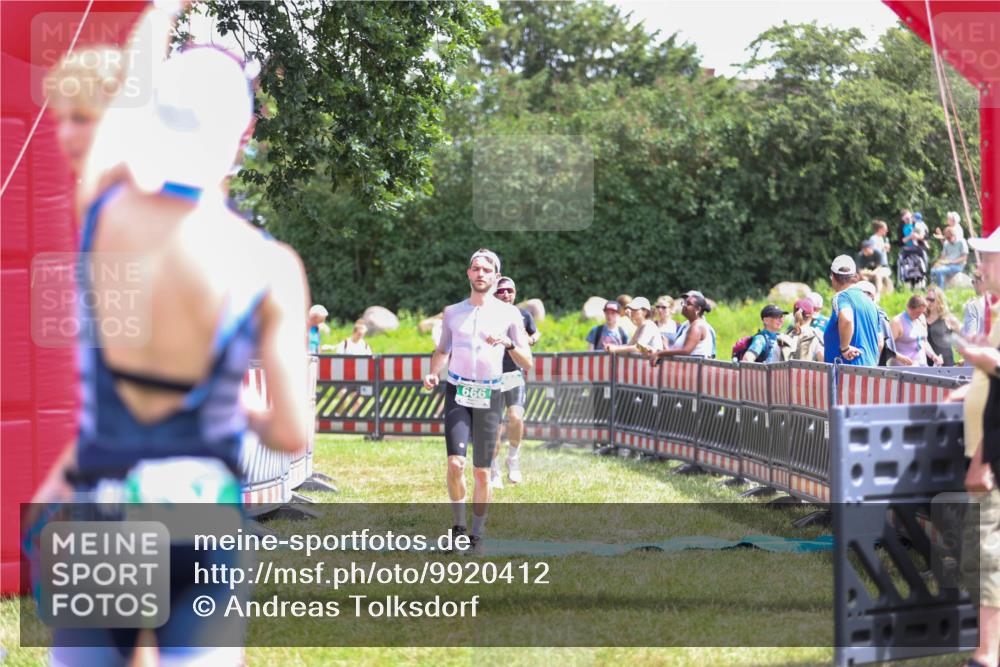 21.06.2026 - 29. Vierlanden-Triathlon Andreas Tolksdorf http://msf.ph/oto/9920412 21.06.2026 13:12:12 Ziel 660, 666 meine-sportfotos.de