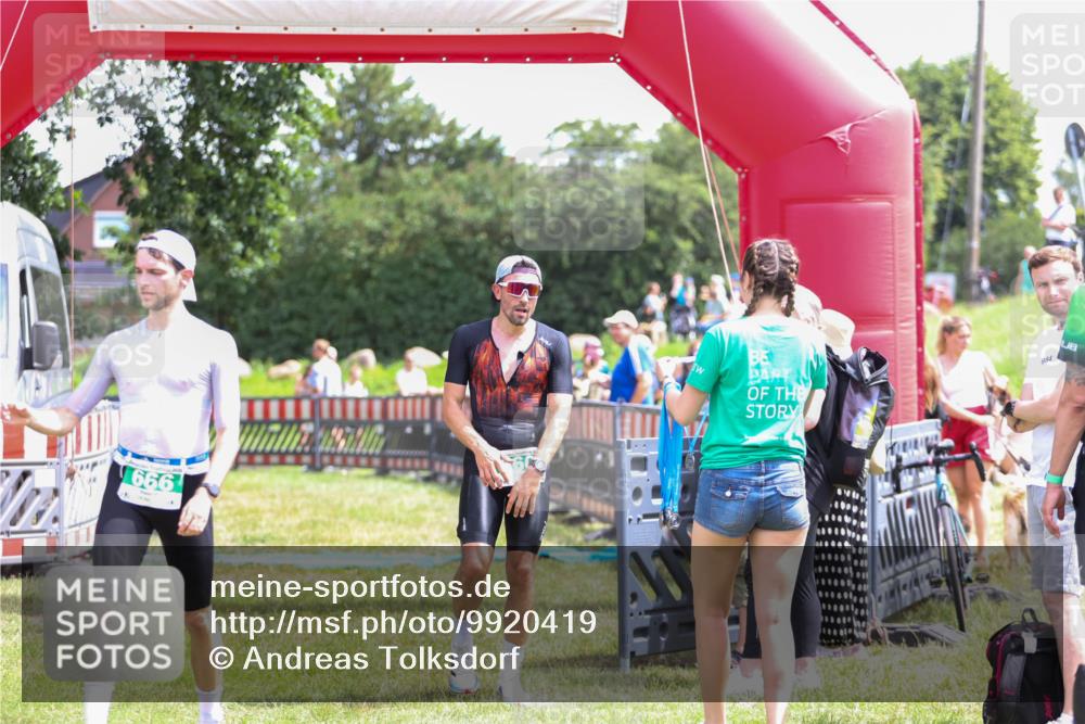 21.06.2026 - 29. Vierlanden-Triathlon Andreas Tolksdorf http://msf.ph/oto/9920419 21.06.2026 13:12:20 Ziel 660 meine-sportfotos.de