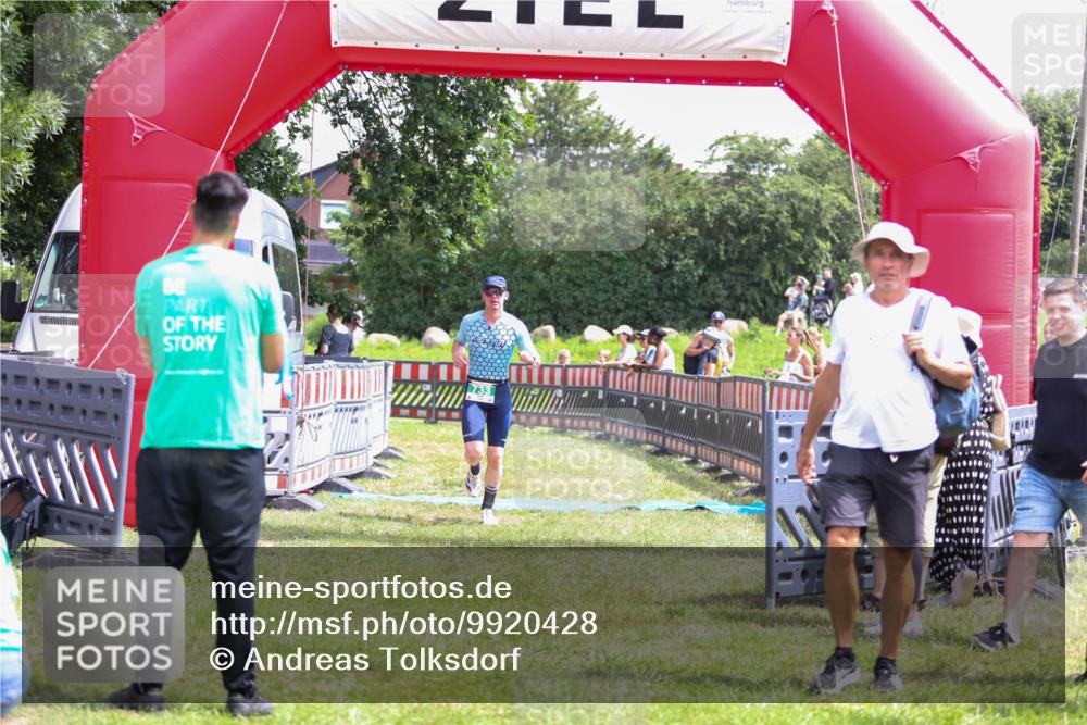21.06.2026 - 29. Vierlanden-Triathlon Andreas Tolksdorf http://msf.ph/oto/9920428 21.06.2026 13:13:28 Ziel 733, 785 meine-sportfotos.de