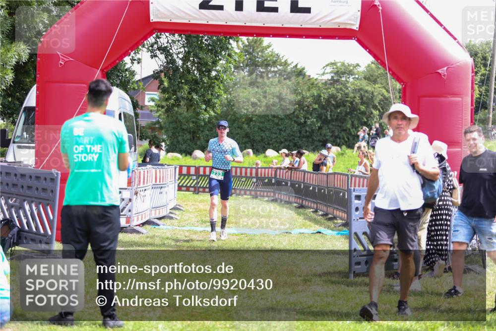 21.06.2026 - 29. Vierlanden-Triathlon Andreas Tolksdorf http://msf.ph/oto/9920430 21.06.2026 13:13:28 Ziel 733, 785 meine-sportfotos.de