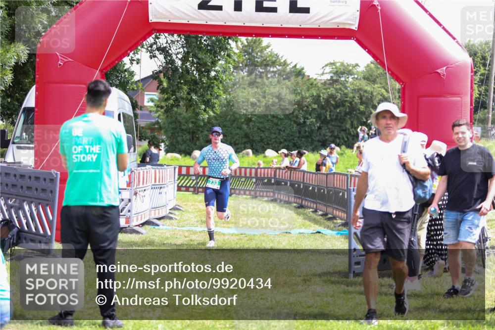 21.06.2026 - 29. Vierlanden-Triathlon Andreas Tolksdorf http://msf.ph/oto/9920434 21.06.2026 13:13:28 Ziel 733, 785 meine-sportfotos.de