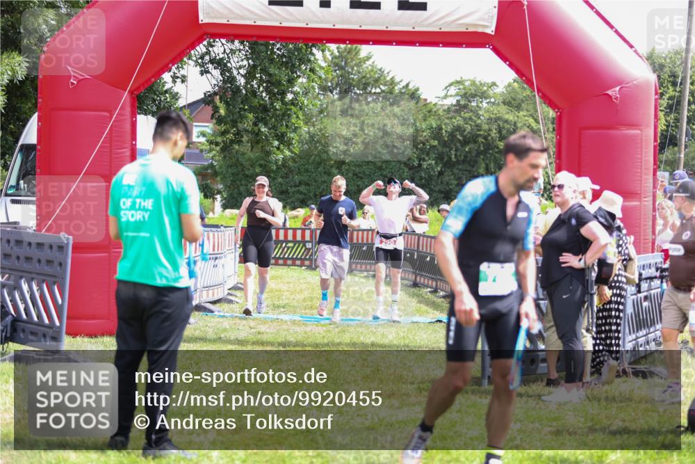 21.06.2026 - 29. Vierlanden-Triathlon Andreas Tolksdorf http://msf.ph/oto/9920455 21.06.2026 13:13:40 Ziel 290 meine-sportfotos.de