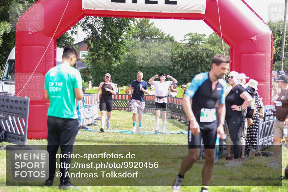 21.06.2026 - 29. Vierlanden-Triathlon Andreas Tolksdorf http://msf.ph/oto/9920456 21.06.2026 13:13:40 Ziel 290 meine-sportfotos.de