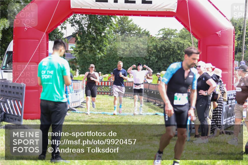 21.06.2026 - 29. Vierlanden-Triathlon Andreas Tolksdorf http://msf.ph/oto/9920457 21.06.2026 13:13:40 Ziel 290 meine-sportfotos.de