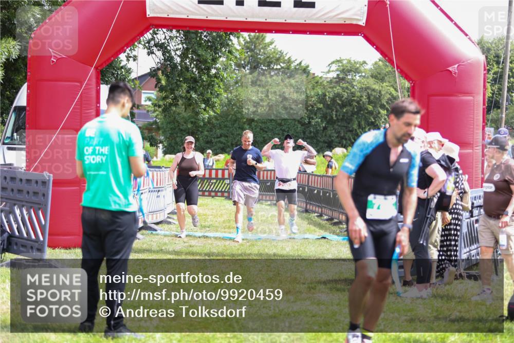 21.06.2026 - 29. Vierlanden-Triathlon Andreas Tolksdorf http://msf.ph/oto/9920459 21.06.2026 13:13:40 Ziel 290 meine-sportfotos.de