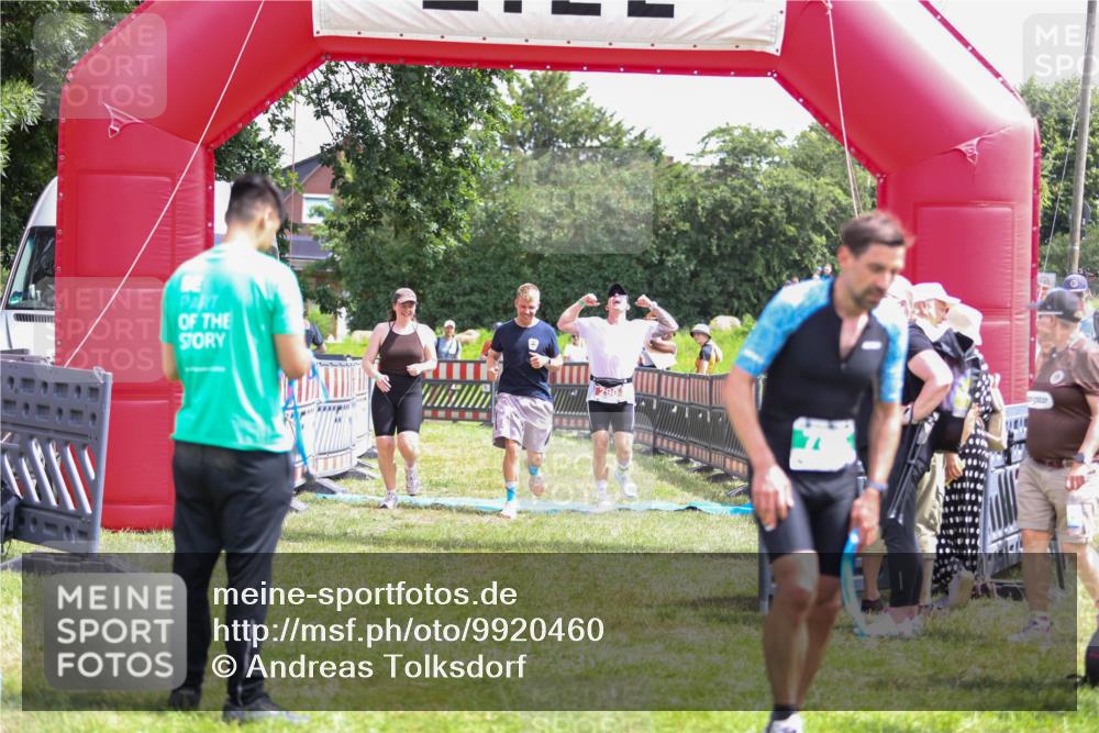 21.06.2026 - 29. Vierlanden-Triathlon Andreas Tolksdorf http://msf.ph/oto/9920460 21.06.2026 13:13:40 Ziel 290 meine-sportfotos.de