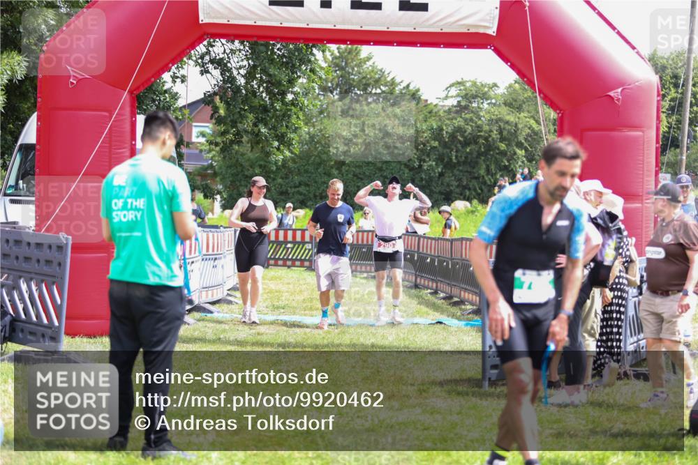 21.06.2026 - 29. Vierlanden-Triathlon Andreas Tolksdorf http://msf.ph/oto/9920462 21.06.2026 13:13:40 Ziel 290 meine-sportfotos.de