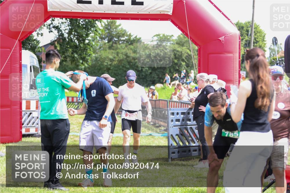 21.06.2026 - 29. Vierlanden-Triathlon Andreas Tolksdorf http://msf.ph/oto/9920474 21.06.2026 13:13:46 Ziel 713 meine-sportfotos.de