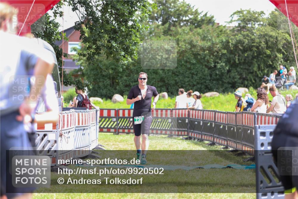 21.06.2026 - 29. Vierlanden-Triathlon Andreas Tolksdorf http://msf.ph/oto/9920502 21.06.2026 13:14:49 Ziel 739 meine-sportfotos.de