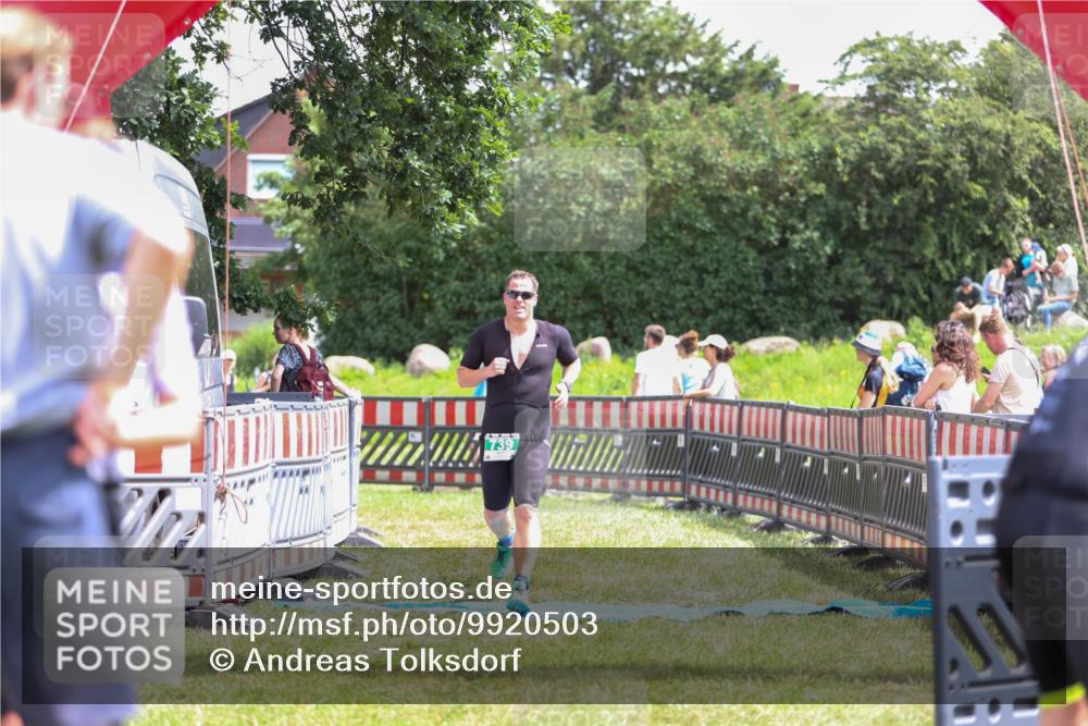 21.06.2026 - 29. Vierlanden-Triathlon Andreas Tolksdorf http://msf.ph/oto/9920503 21.06.2026 13:14:49 Ziel 739 meine-sportfotos.de