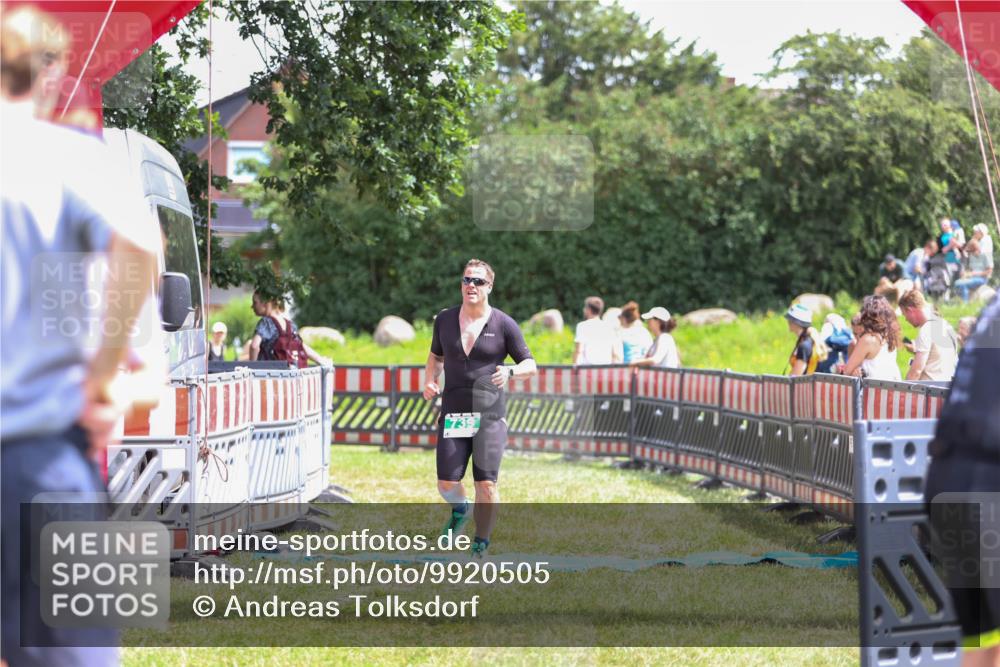 21.06.2026 - 29. Vierlanden-Triathlon Andreas Tolksdorf http://msf.ph/oto/9920505 21.06.2026 13:14:49 Ziel 739 meine-sportfotos.de