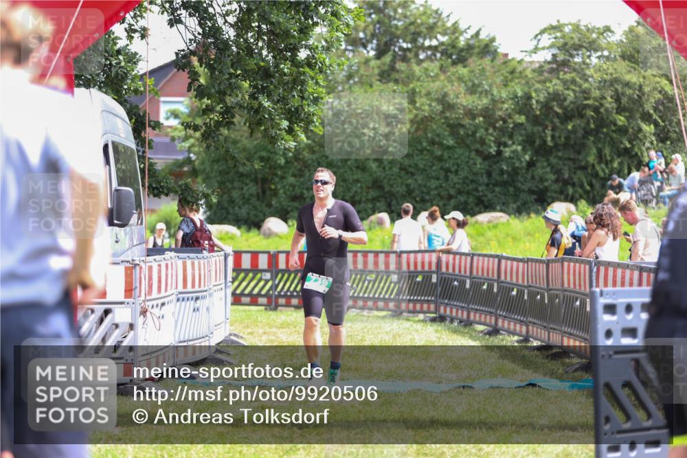 21.06.2026 - 29. Vierlanden-Triathlon Andreas Tolksdorf http://msf.ph/oto/9920506 21.06.2026 13:14:49 Ziel 739 meine-sportfotos.de