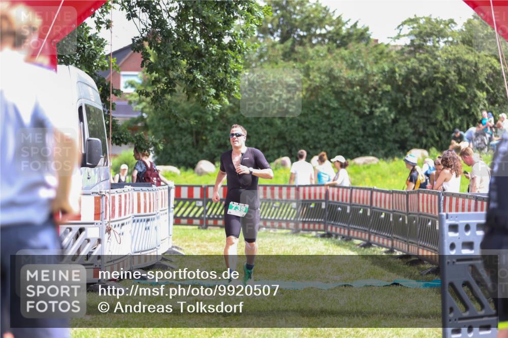 21.06.2026 - 29. Vierlanden-Triathlon Andreas Tolksdorf http://msf.ph/oto/9920507 21.06.2026 13:14:49 Ziel 739 meine-sportfotos.de