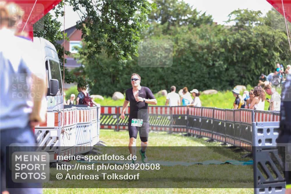 21.06.2026 - 29. Vierlanden-Triathlon Andreas Tolksdorf http://msf.ph/oto/9920508 21.06.2026 13:14:49 Ziel 739 meine-sportfotos.de