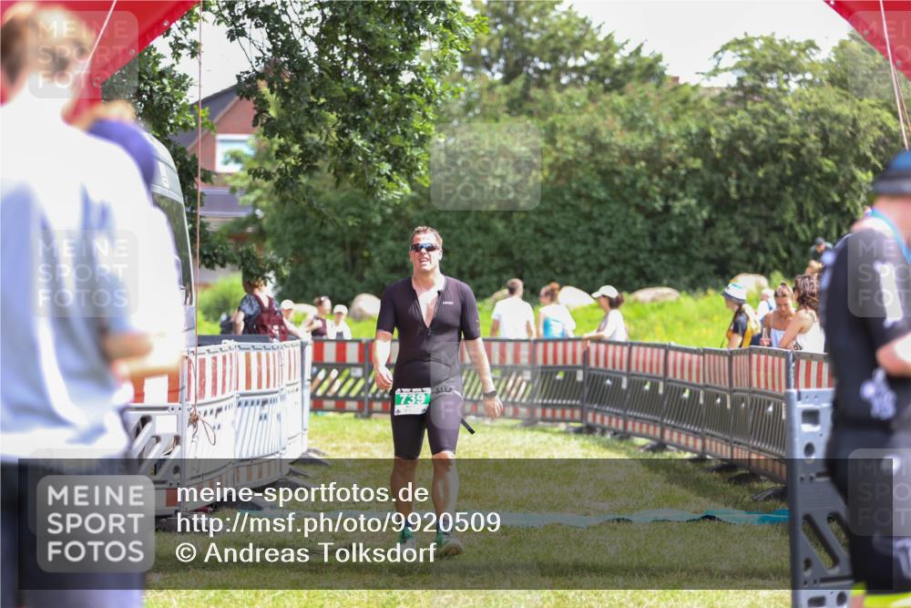 21.06.2026 - 29. Vierlanden-Triathlon Andreas Tolksdorf http://msf.ph/oto/9920509 21.06.2026 13:14:50 Ziel 739 meine-sportfotos.de