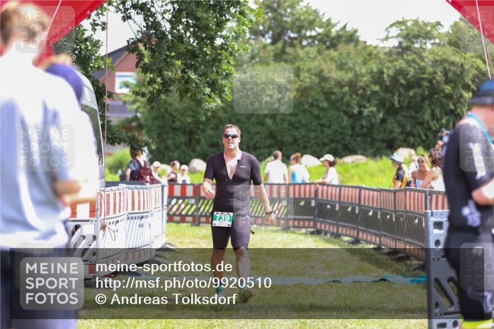21.06.2026 - 29. Vierlanden-Triathlon Andreas Tolksdorf http://msf.ph/oto/9920510 21.06.2026 13:14:50 Ziel 739 meine-sportfotos.de