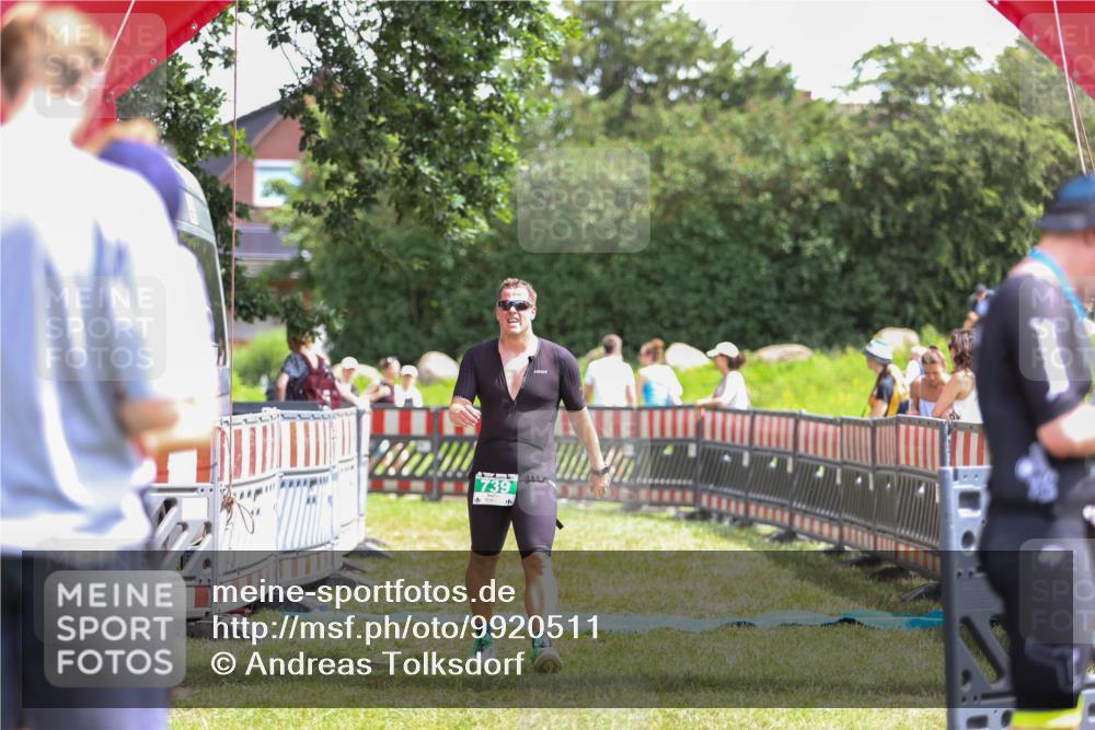 21.06.2026 - 29. Vierlanden-Triathlon Andreas Tolksdorf http://msf.ph/oto/9920511 21.06.2026 13:14:50 Ziel 739 meine-sportfotos.de