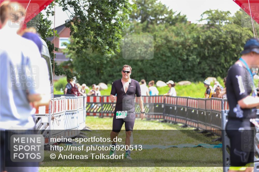 21.06.2026 - 29. Vierlanden-Triathlon Andreas Tolksdorf http://msf.ph/oto/9920513 21.06.2026 13:14:51 Ziel 739 meine-sportfotos.de