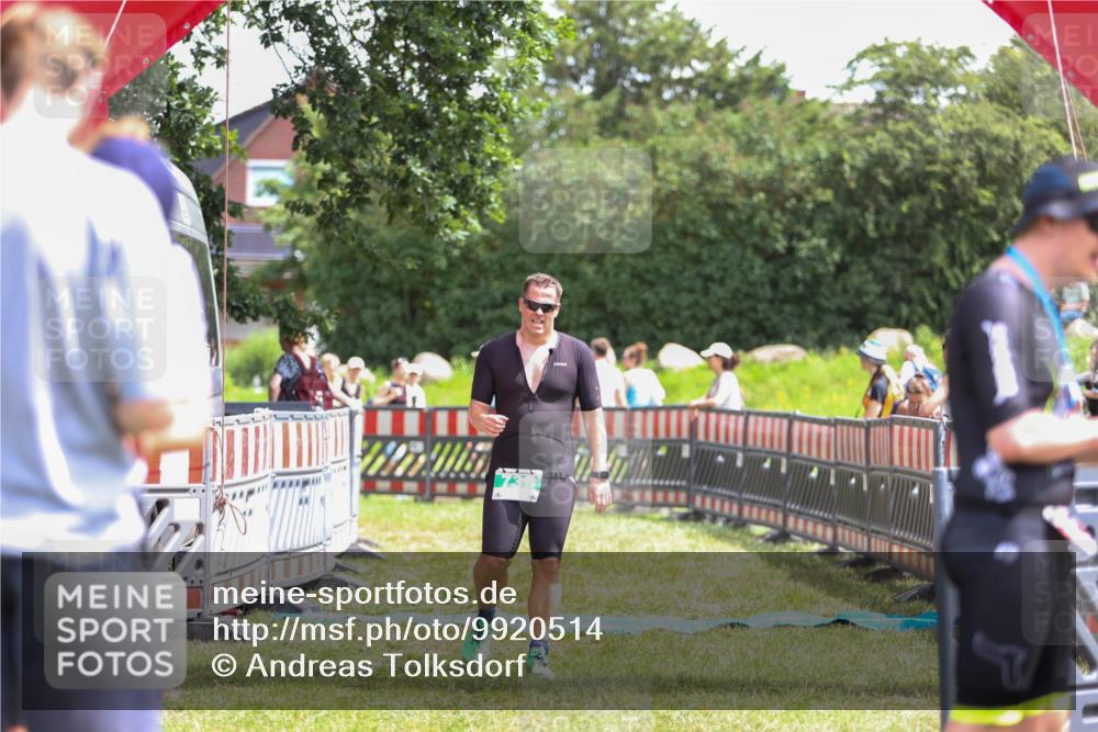 21.06.2026 - 29. Vierlanden-Triathlon Andreas Tolksdorf http://msf.ph/oto/9920514 21.06.2026 13:14:51 Ziel 739 meine-sportfotos.de