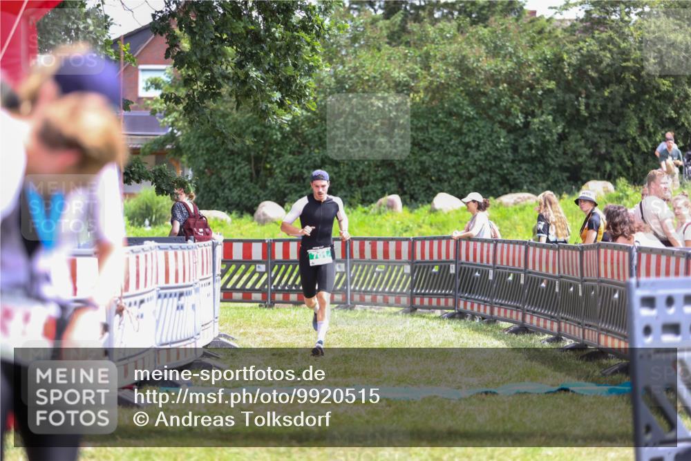 21.06.2026 - 29. Vierlanden-Triathlon Andreas Tolksdorf http://msf.ph/oto/9920515 21.06.2026 13:15:10 Ziel 701 meine-sportfotos.de