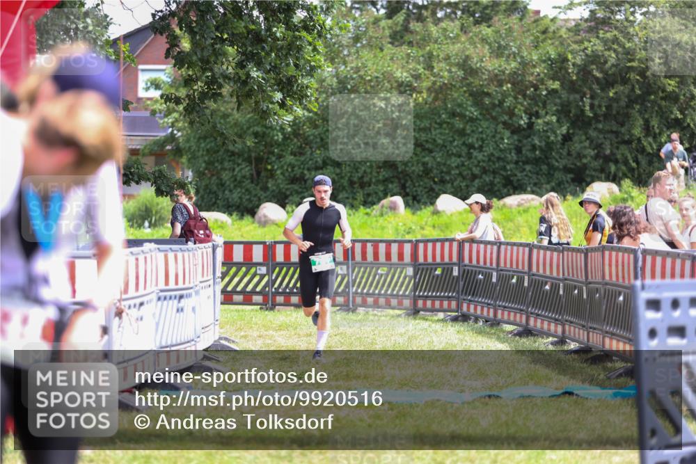 21.06.2026 - 29. Vierlanden-Triathlon Andreas Tolksdorf http://msf.ph/oto/9920516 21.06.2026 13:15:10 Ziel 701 meine-sportfotos.de