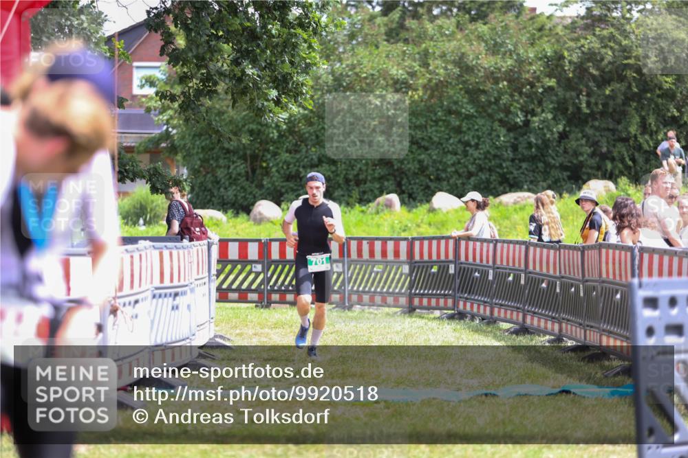21.06.2026 - 29. Vierlanden-Triathlon Andreas Tolksdorf http://msf.ph/oto/9920518 21.06.2026 13:15:10 Ziel 701 meine-sportfotos.de