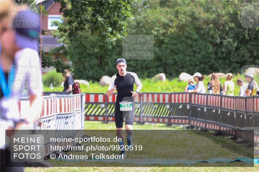 21.06.2026 - 29. Vierlanden-Triathlon Andreas Tolksdorf http://msf.ph/oto/9920519 21.06.2026 13:15:11 Ziel 701 meine-sportfotos.de