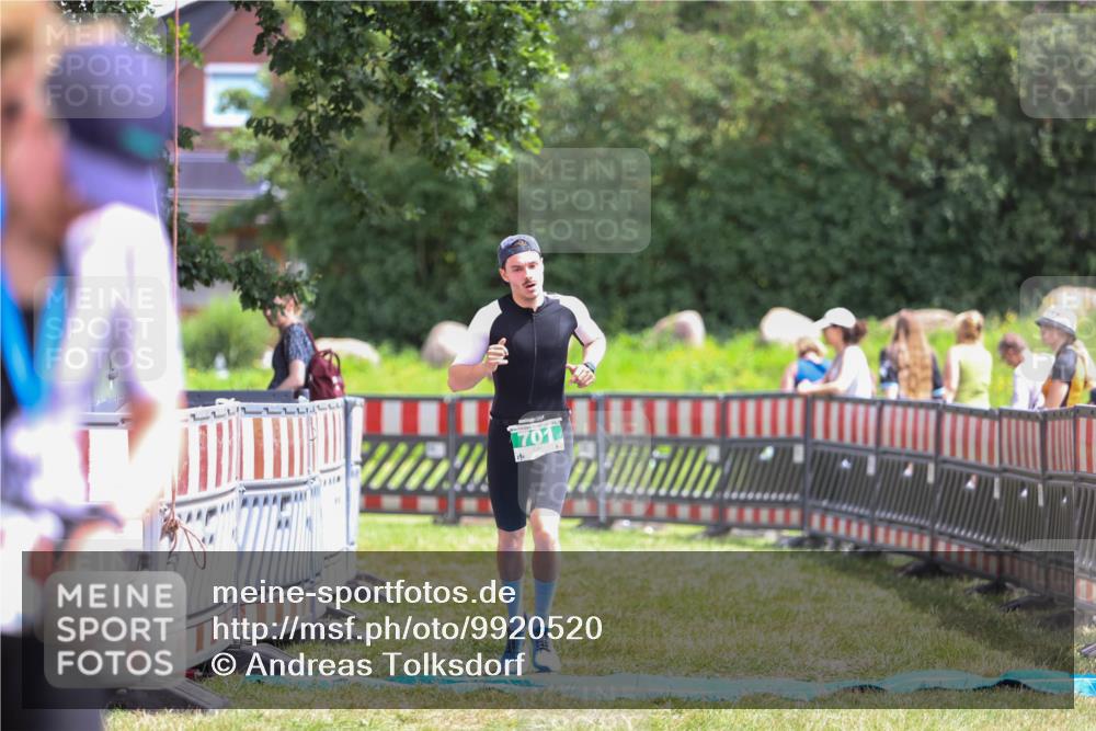 21.06.2026 - 29. Vierlanden-Triathlon Andreas Tolksdorf http://msf.ph/oto/9920520 21.06.2026 13:15:11 Ziel 701 meine-sportfotos.de