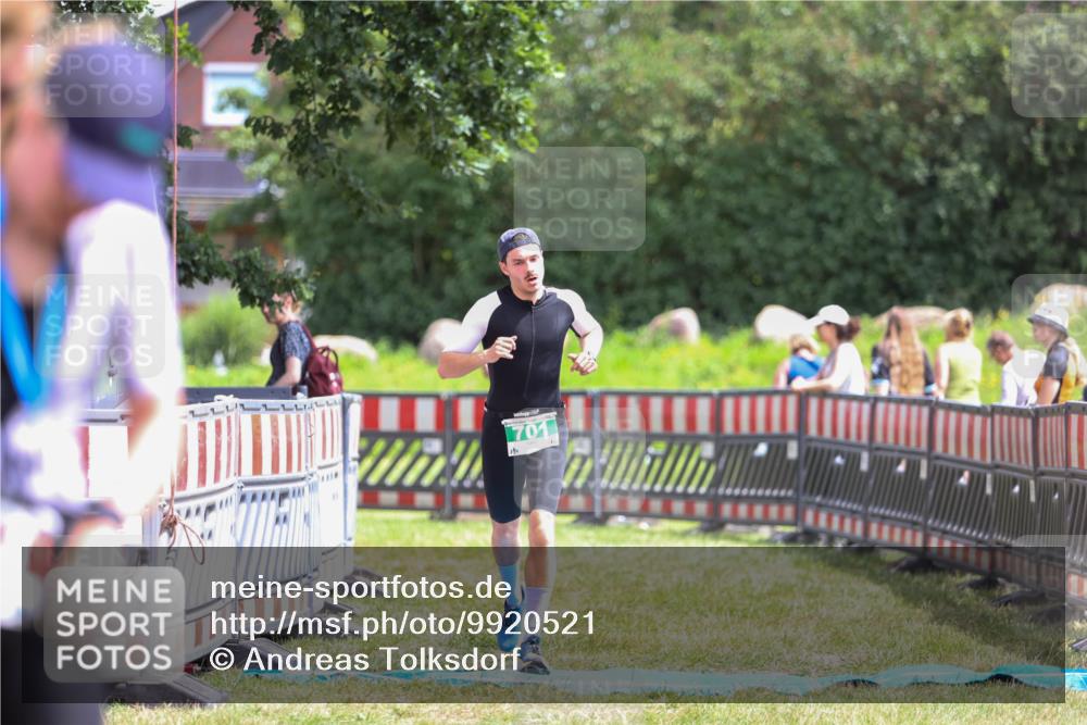 21.06.2026 - 29. Vierlanden-Triathlon Andreas Tolksdorf http://msf.ph/oto/9920521 21.06.2026 13:15:11 Ziel 701 meine-sportfotos.de
