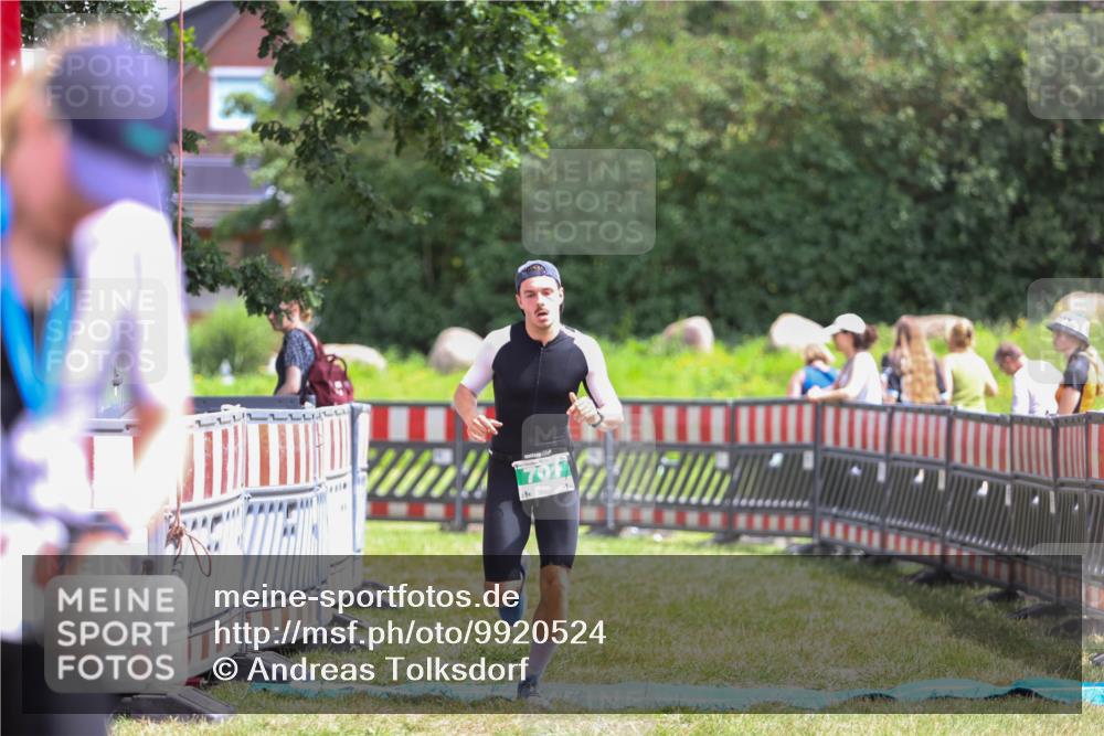 21.06.2026 - 29. Vierlanden-Triathlon Andreas Tolksdorf http://msf.ph/oto/9920524 21.06.2026 13:15:11 Ziel 701 meine-sportfotos.de