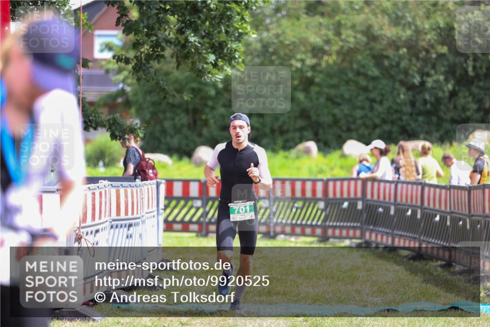 21.06.2026 - 29. Vierlanden-Triathlon Andreas Tolksdorf http://msf.ph/oto/9920525 21.06.2026 13:15:11 Ziel 701 meine-sportfotos.de