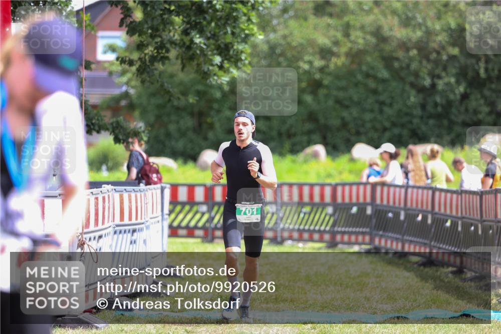 21.06.2026 - 29. Vierlanden-Triathlon Andreas Tolksdorf http://msf.ph/oto/9920526 21.06.2026 13:15:11 Ziel 701 meine-sportfotos.de