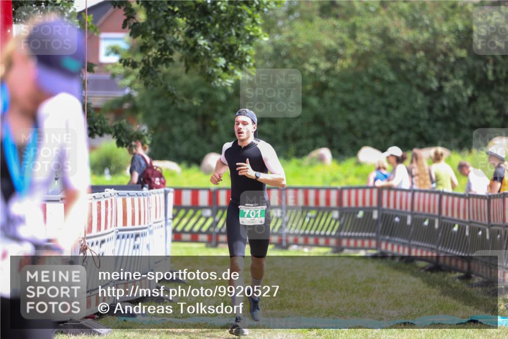 21.06.2026 - 29. Vierlanden-Triathlon Andreas Tolksdorf http://msf.ph/oto/9920527 21.06.2026 13:15:11 Ziel 701 meine-sportfotos.de