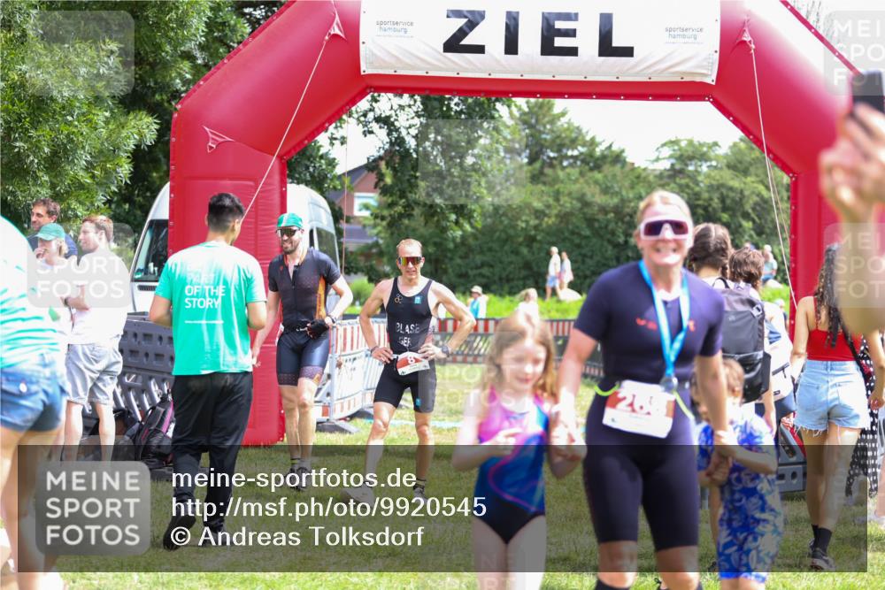 21.06.2026 - 29. Vierlanden-Triathlon Andreas Tolksdorf http://msf.ph/oto/9920545 21.06.2026 13:15:45 Ziel 159, 930 meine-sportfotos.de