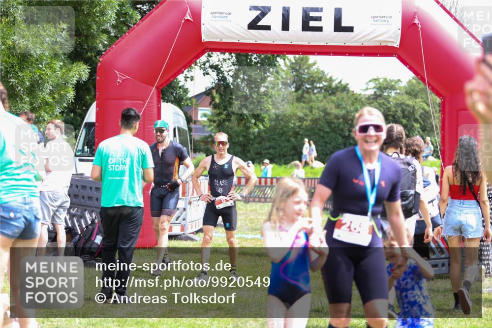 21.06.2026 - 29. Vierlanden-Triathlon Andreas Tolksdorf http://msf.ph/oto/9920549 21.06.2026 13:15:45 Ziel 159, 930 meine-sportfotos.de