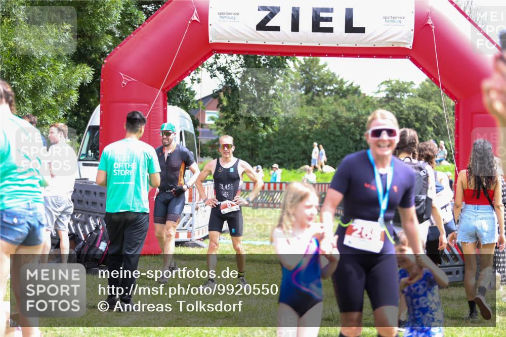 21.06.2026 - 29. Vierlanden-Triathlon Andreas Tolksdorf http://msf.ph/oto/9920550 21.06.2026 13:15:45 Ziel 159, 930 meine-sportfotos.de