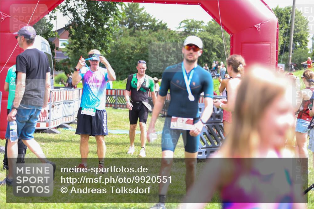 21.06.2026 - 29. Vierlanden-Triathlon Andreas Tolksdorf http://msf.ph/oto/9920551 21.06.2026 13:16:04 Ziel 641, 655 meine-sportfotos.de