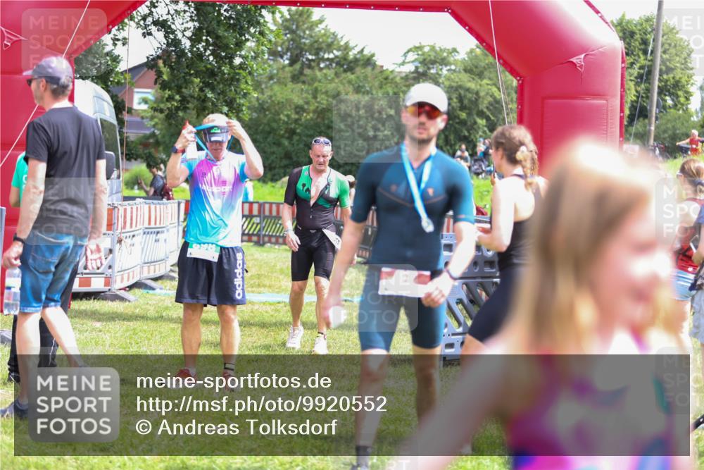 21.06.2026 - 29. Vierlanden-Triathlon Andreas Tolksdorf http://msf.ph/oto/9920552 21.06.2026 13:16:04 Ziel 641, 655 meine-sportfotos.de