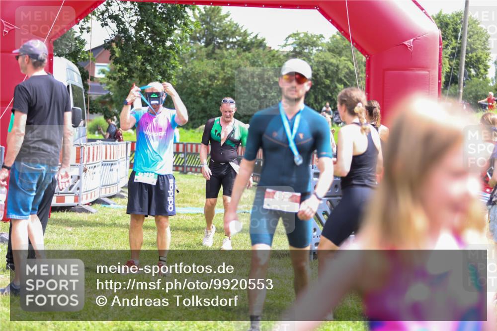 21.06.2026 - 29. Vierlanden-Triathlon Andreas Tolksdorf http://msf.ph/oto/9920553 21.06.2026 13:16:04 Ziel 641, 655 meine-sportfotos.de