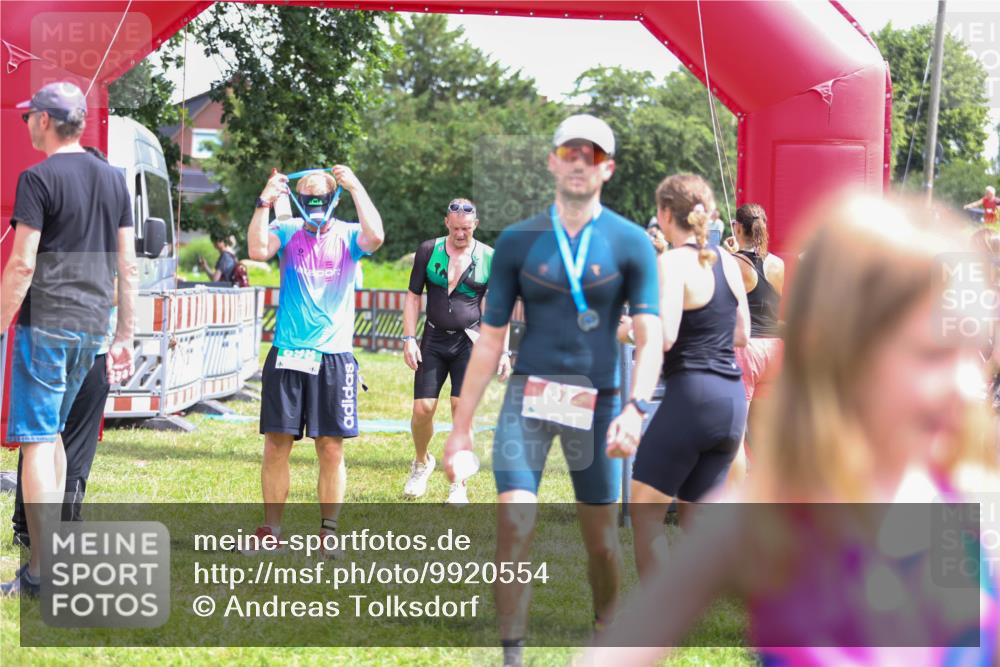 21.06.2026 - 29. Vierlanden-Triathlon Andreas Tolksdorf http://msf.ph/oto/9920554 21.06.2026 13:16:04 Ziel 641, 655 meine-sportfotos.de