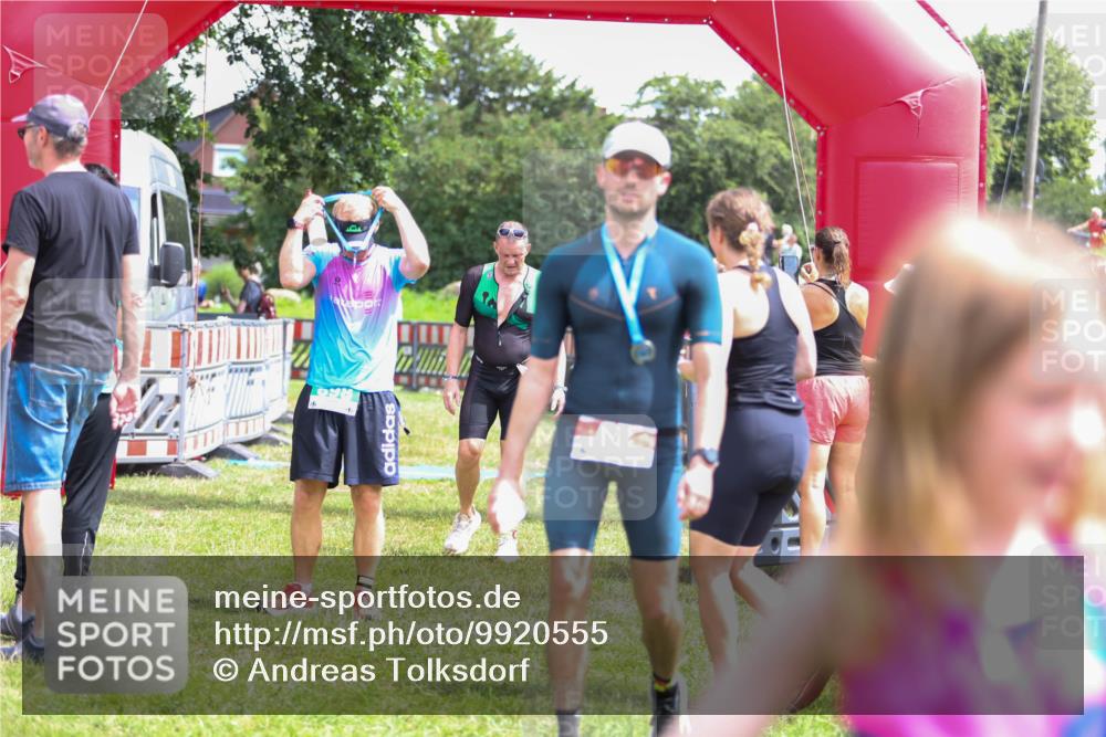 21.06.2026 - 29. Vierlanden-Triathlon Andreas Tolksdorf http://msf.ph/oto/9920555 21.06.2026 13:16:04 Ziel 641, 655 meine-sportfotos.de