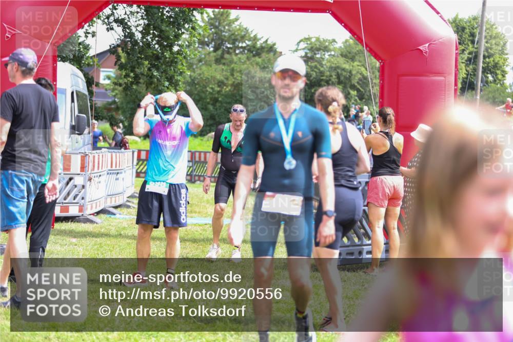 21.06.2026 - 29. Vierlanden-Triathlon Andreas Tolksdorf http://msf.ph/oto/9920556 21.06.2026 13:16:04 Ziel 641, 655 meine-sportfotos.de